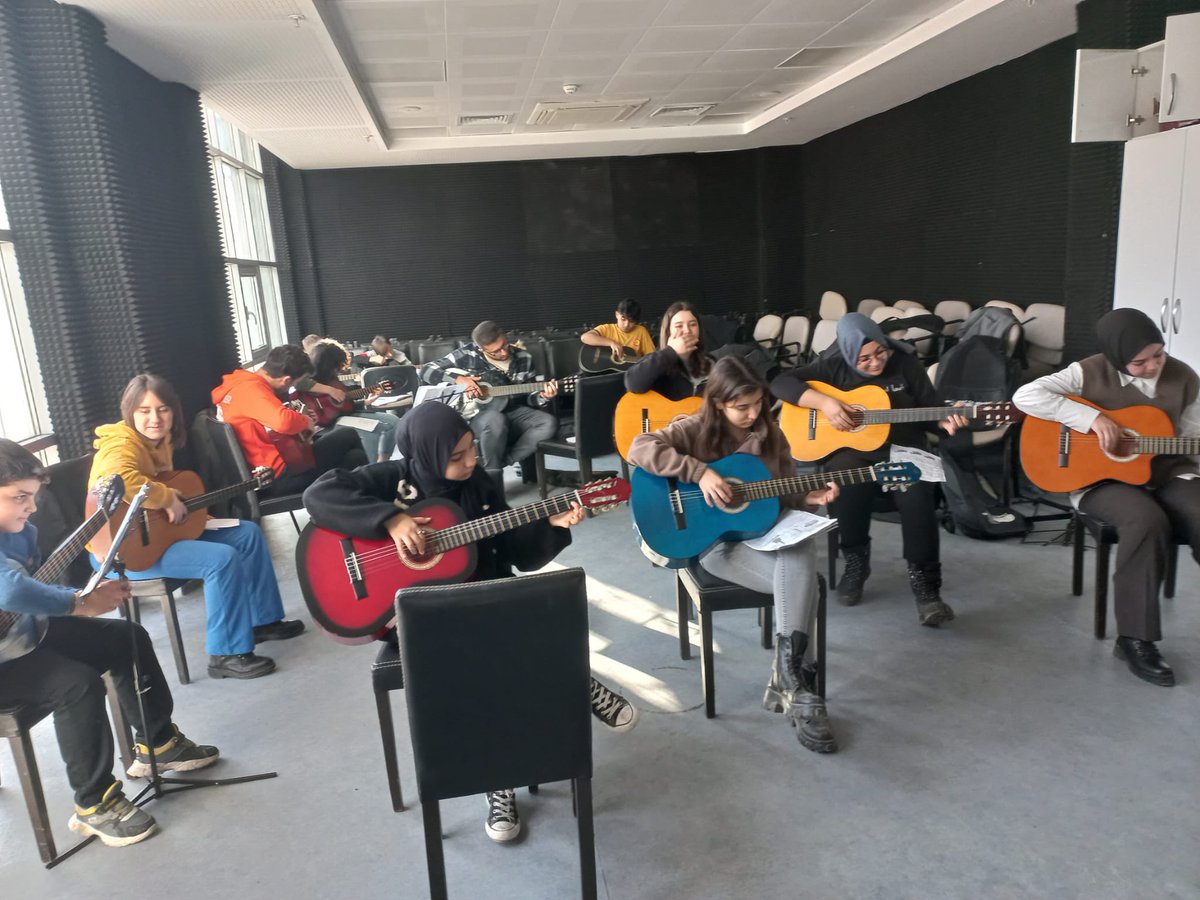 GSB_BilecikGM's tweet photo. 🎵Hey genç!
Yeteneğini keşfetmek istiyorsan sen de katıl bu ekibe..😉🎸
#GitarEgitimi
#GüzelSanatlarAtölyesi
#GSBGM https://t.co/vqa8UuSqfV