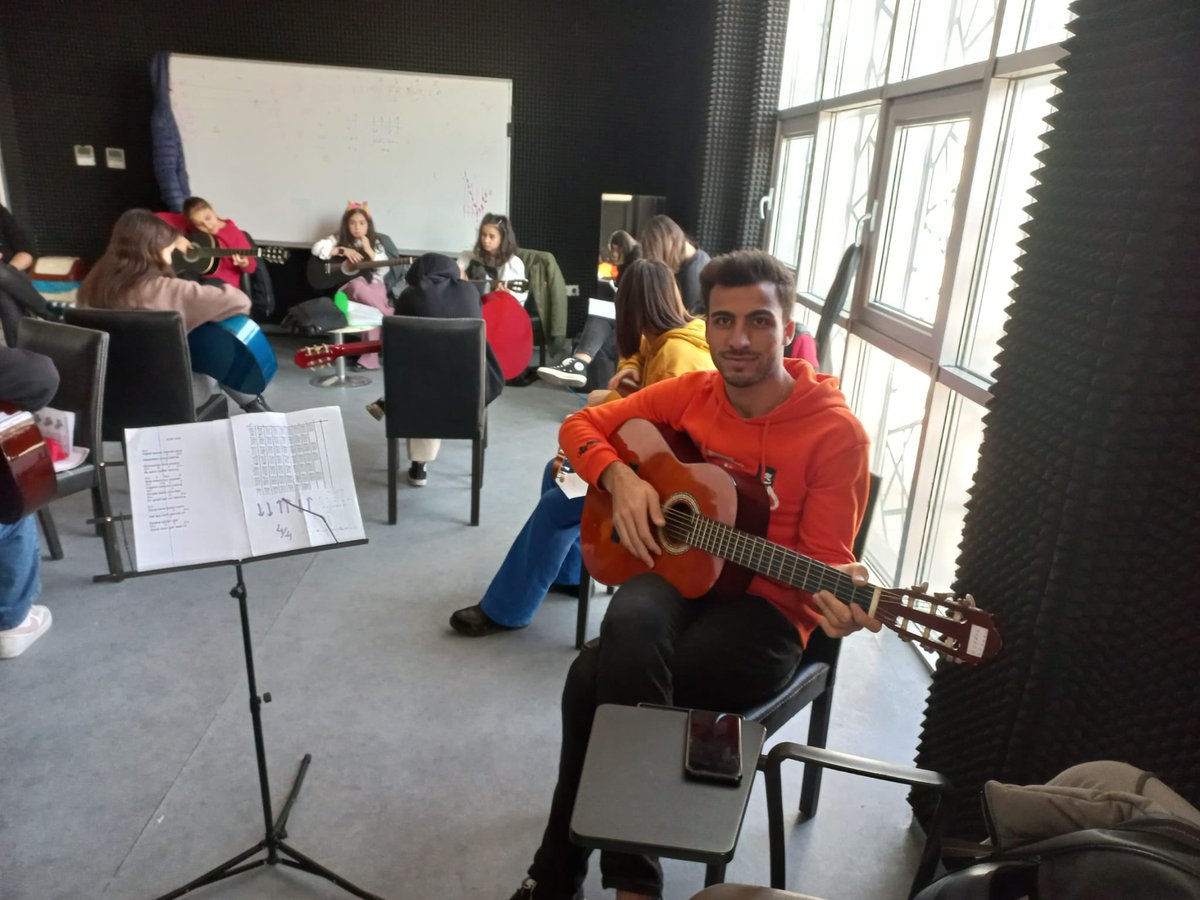 GSB_BilecikGM's tweet photo. 🎵Hey genç!
Yeteneğini keşfetmek istiyorsan sen de katıl bu ekibe..😉🎸
#GitarEgitimi
#GüzelSanatlarAtölyesi
#GSBGM https://t.co/vqa8UuSqfV