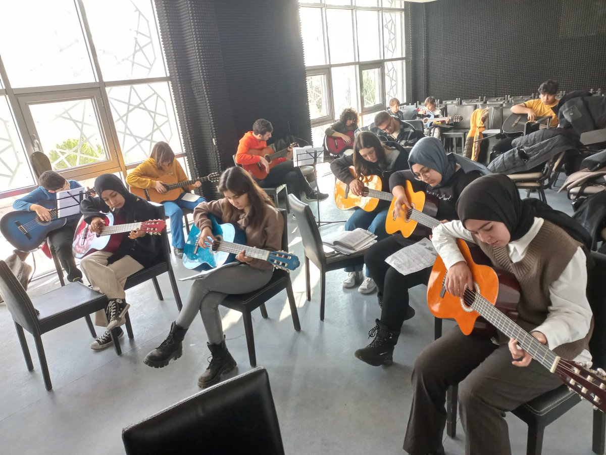 GSB_BilecikGM's tweet photo. 🎵Hey genç!
Yeteneğini keşfetmek istiyorsan sen de katıl bu ekibe..😉🎸
#GitarEgitimi
#GüzelSanatlarAtölyesi
#GSBGM https://t.co/vqa8UuSqfV