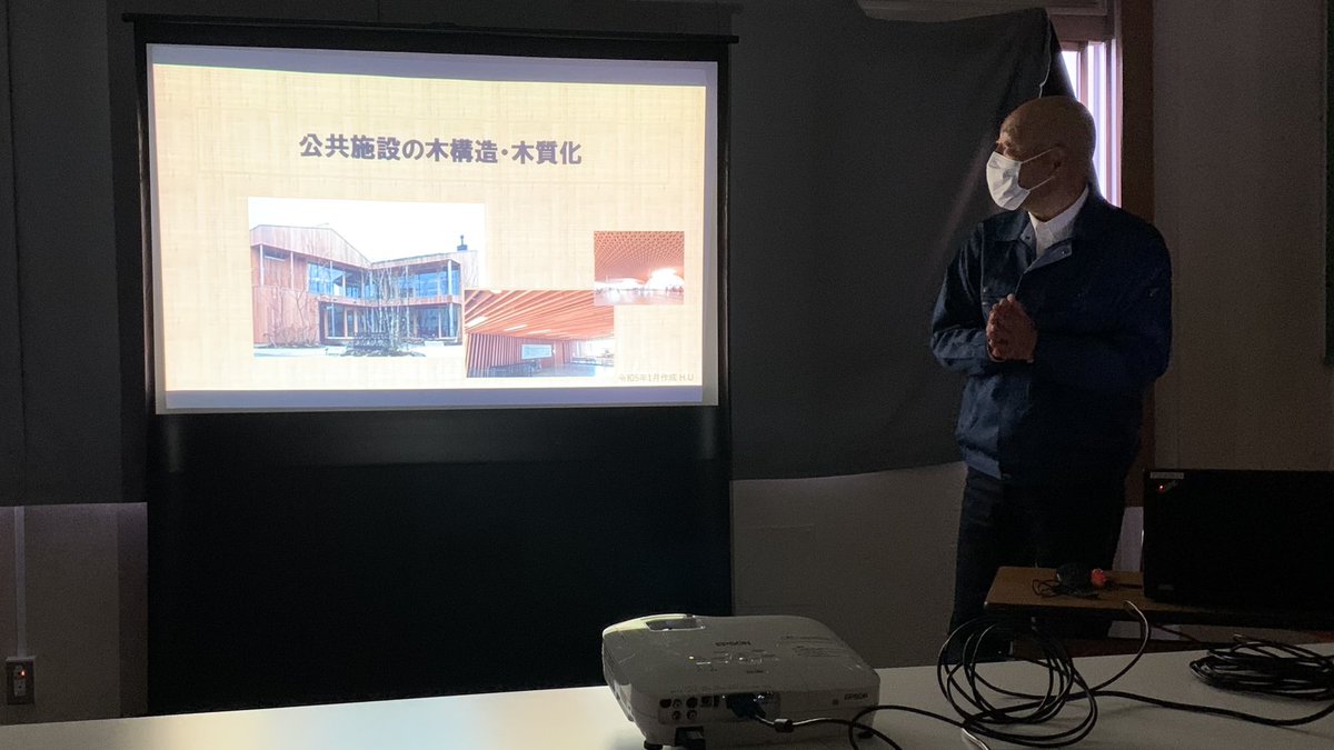 setagaya_eizen's tweet photo. 施設営繕担当部内で「公共施設の木構造・木質化」に向けての研修を、公共施設マネジメント課の上田さんを講師として行っています。今後、木造化が可能な施設を選定し、より具体的な検討を行っていきたいと考えています。
＃世田谷 https://t.co/YiM8HnG0Hd