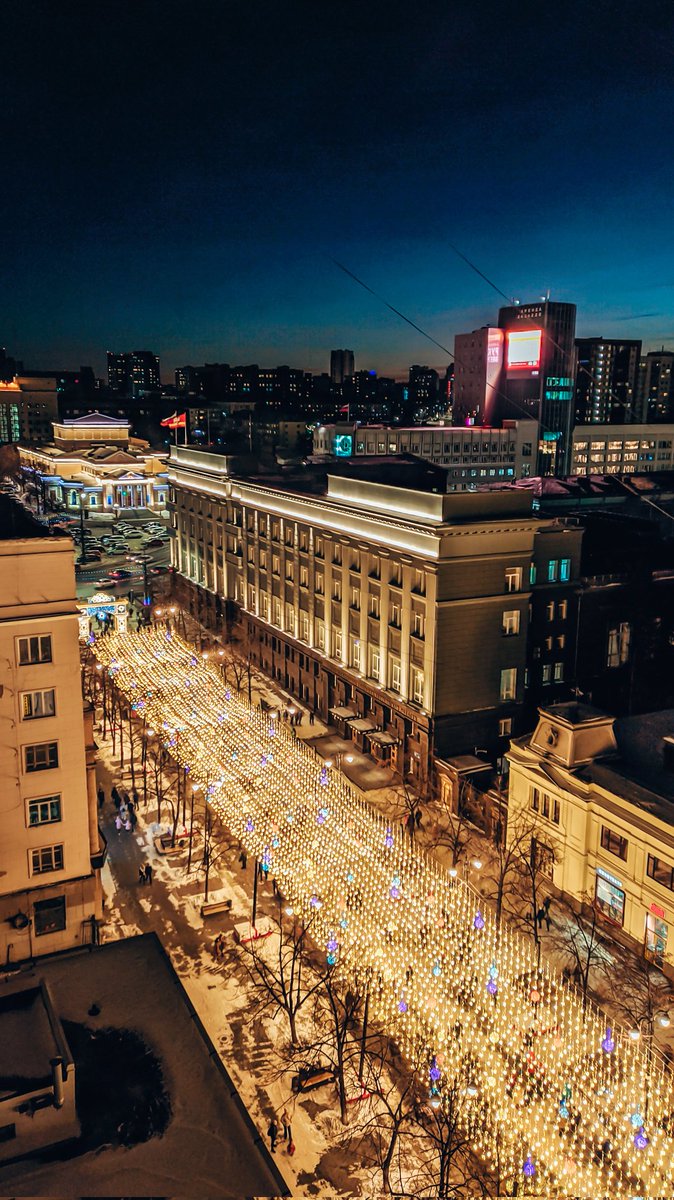 Из-за ремонта в квартире пришлось временно сменить жильё. А из него открывается такой вид на город и закаты!

Хотя в объявлении об этом ни слова