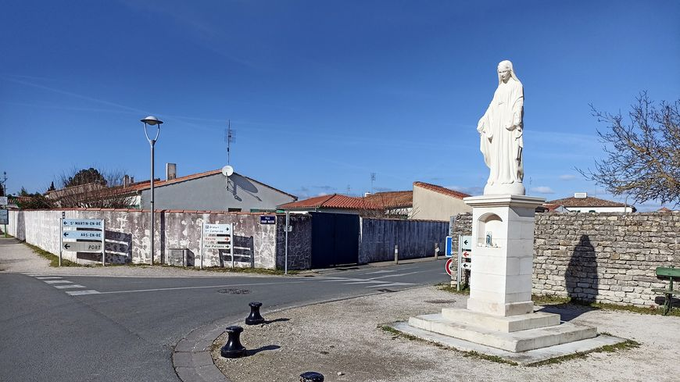 BlemontD's tweet photo. D’après la justice, cette statue agresse les passants ! https://t.co/ePh7uHEx41