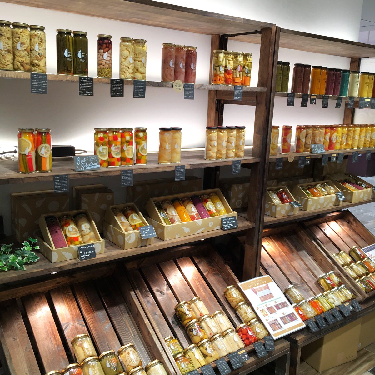 idsumi_pickles's tweet photo. 【閉店のお知らせ②▼5/5】最近は、#いずみピクルス #大丸梅田店 の閉店を惜しむ多くのお客様にご来店していただいており、在庫が少なくなってきております！　お買い忘れのないようお願いいたします。残り僅かの営業ですが、ぜひ遊びにきてください！　お待ちしております。_(._.)_ https://t.co/ViN8vShBrj