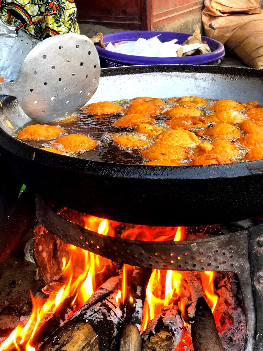 leTogoRT's tweet image. RT @AphtalC: Après les sucrés, il y a les salés et les pimentés.

Soweï, beignets à base d’haricots.

L’une des meilleures vendeuses se situe à Kamsandè, en allant vers la Grande Mosquée.

#Sokode #DestinationTogo #Tgtwittos #Togo