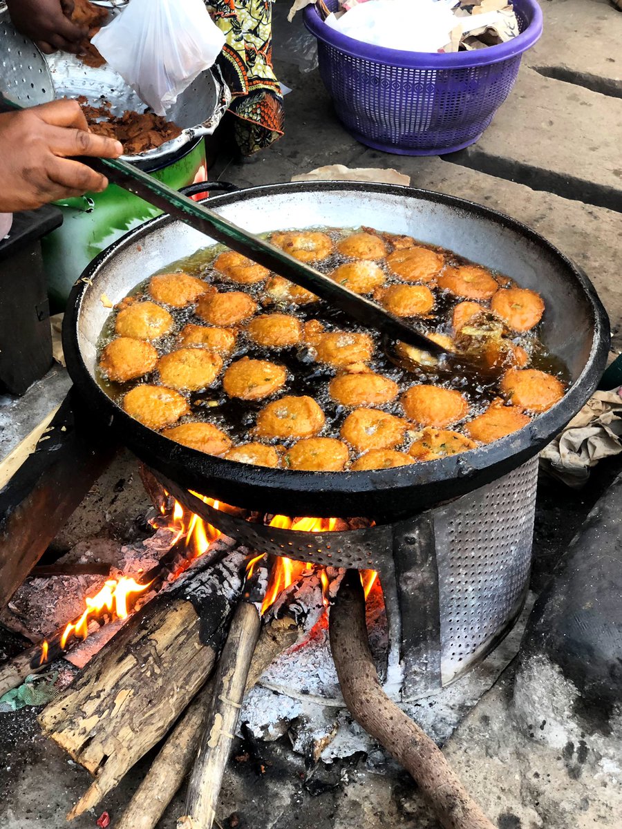 leTogoRT's tweet image. RT @AphtalC: Après les sucrés, il y a les salés et les pimentés.

Soweï, beignets à base d’haricots.

L’une des meilleures vendeuses se situe à Kamsandè, en allant vers la Grande Mosquée.

#Sokode #DestinationTogo #Tgtwittos #Togo