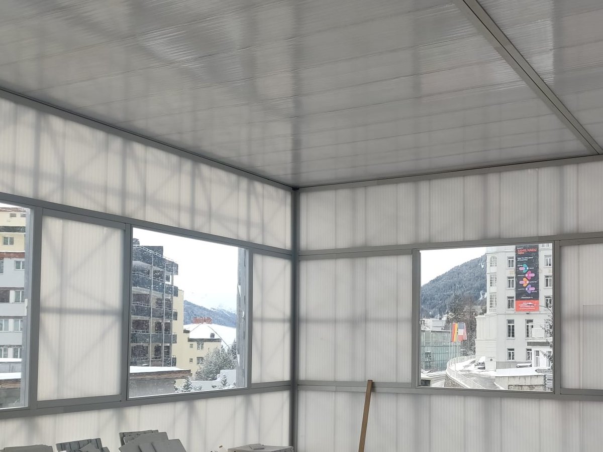 Hak4tDaglicht's tweet photo. Het Wereld Economisch Forum (WEF) gaat vandaag van start. Hakvoort daglicht heeft het prachtige ICEhouse™ weer opgebouwd zodat de deelnemers kunnen genieten van voldoende daglicht! Lees meer: https://t.co/LULpNJH9rU
#WEF23 #daglicht #Hak4tSlimmeLichtoplossingen 
#Davos #trots https://t.co/4p5A5tgIMt