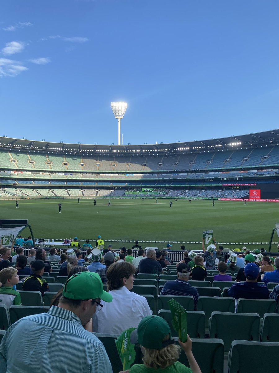 #BBL12 not sure if 13 fielders, or a shocking jumper clash with the umpires. Unacceptable. #triplebogey