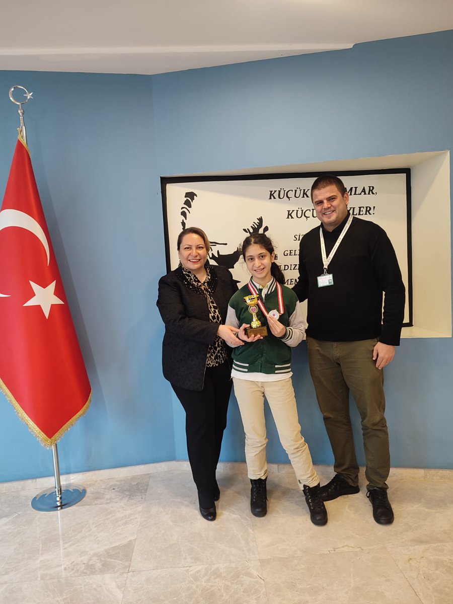 GuzelbahceMat's tweet photo. 8A sınıfı öğrencimiz Bilge AYHAN,İzmir Fen Lisesi Ortaokullar Arası I.Matematik Yarışmasında Gümüş madalya ve okulumuz adına verilen 3.lük kupasını alarak bizleri gururlandırmıştır🏅🏆Öğrencimizi tebrik eder başarılarının devamını dileriz.
@DogaOkullari @KvancBarlas @EmelUstun35 https://t.co/i4AiEGqKrl