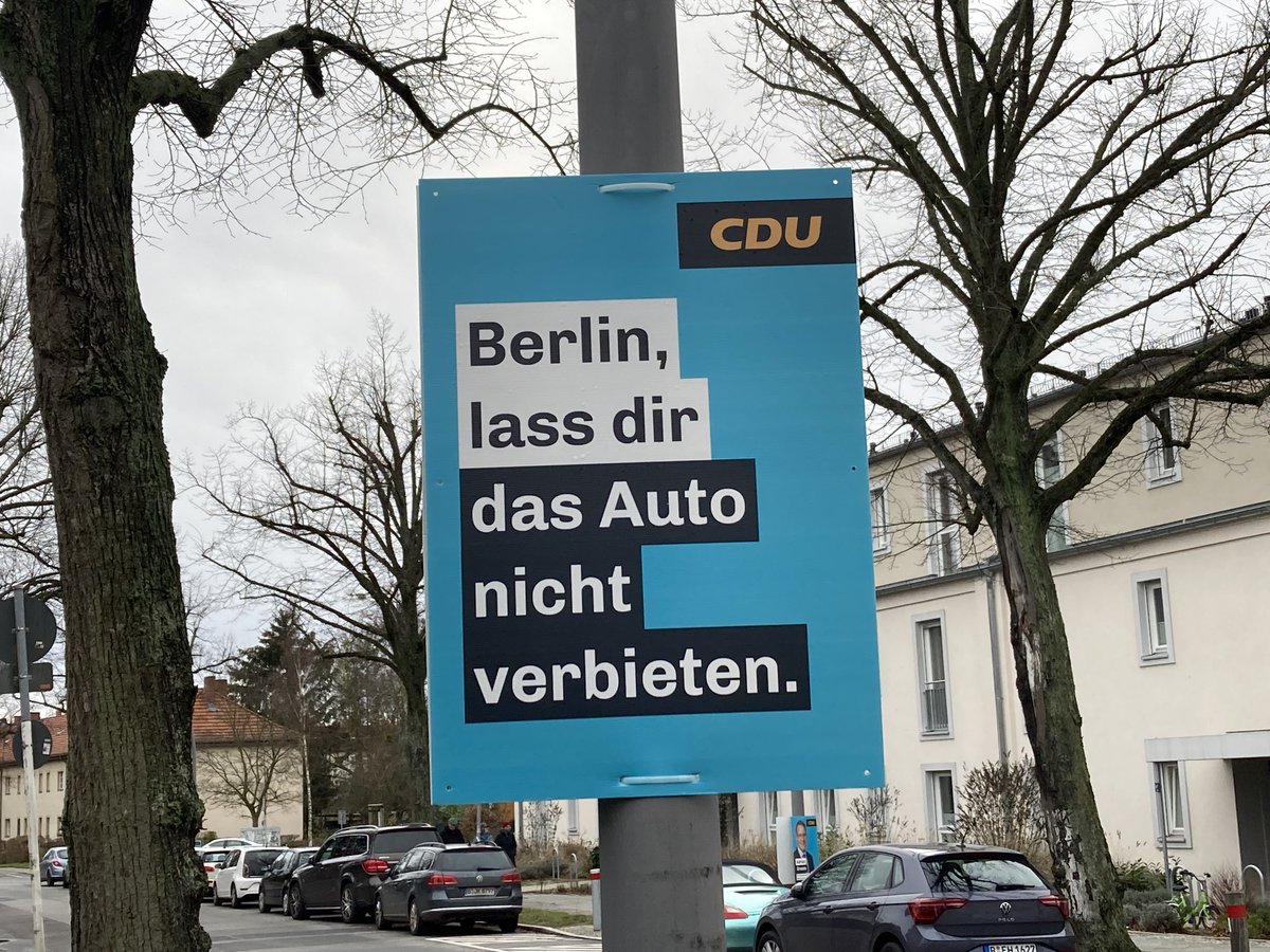 Perowinger94's tweet photo. Jeden Morgen fahre ich mit dem Rad durch Berlin; auf nicht existierenden, gefährlichen und zugeparkten Radwegen, werde von Autos geschnitten, übersehen, angehupt und muss mir jetzt noch von CDU und so einem FDP-Schnösel erklären lassen, wie diskriminiert doch das arme Auto sei. https://t.co/nnCiXuuuuT