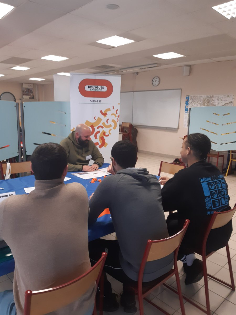 BouyguesBat_SE's tweet photo. [#RelationsEcoles] Nous étions mercredi au Forum #recrutement du Lycée La Martinière Monplaisir à @villedelyon. Objectif : présenter nos métiers aux étudiants en BTS Bâtiment et dénicher nos futurs stagiaires et alternants ! 
Toutes nos offres de #stage 👉https://t.co/zhp6ioM2A5 https://t.co/5eZm7naq25
