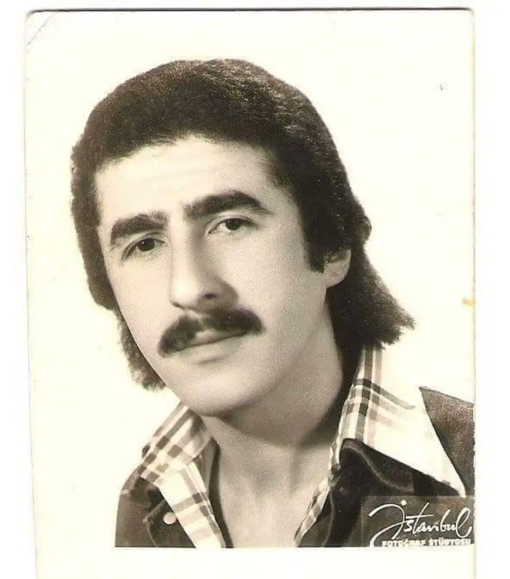 inonualpat's tweet photo. Bugün Ahmet Uzun'un ölüm yıldönümü (1981). Sevgi ve özlemle.

işkencede öldürdüler, "İntihar etti" dediler. Ailenin ısrarıyla yapılan ikinci otopside “beyninde 5 cm. yarık, kaburgalarındaki kırık ve kalp yetmezliği” nedeniyle öldüğü anlaşıldı.

İbrahim Karaca onun için yazdı. https://t.co/8wfmN7Db9J