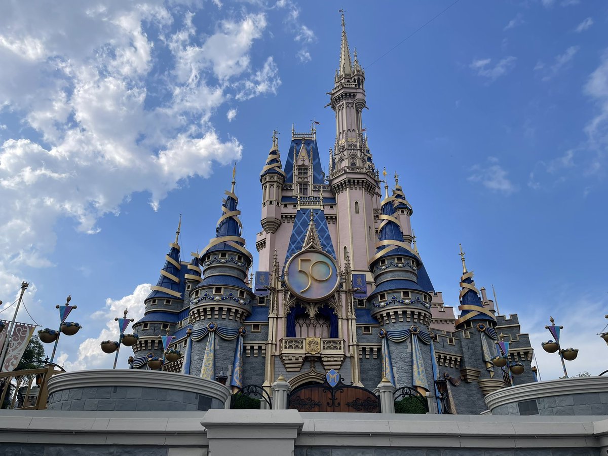 mickeynet010's tweet photo. 50周年のキャッスルはこんな感じ！夜はライトアップされてとても素敵です。#MNWDW https://t.co/qXq2PjDOj9