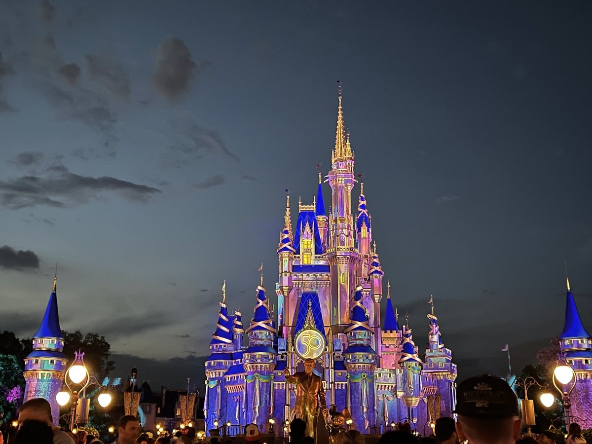 mickeynet010's tweet photo. 50周年のキャッスルはこんな感じ！夜はライトアップされてとても素敵です。#MNWDW https://t.co/qXq2PjDOj9