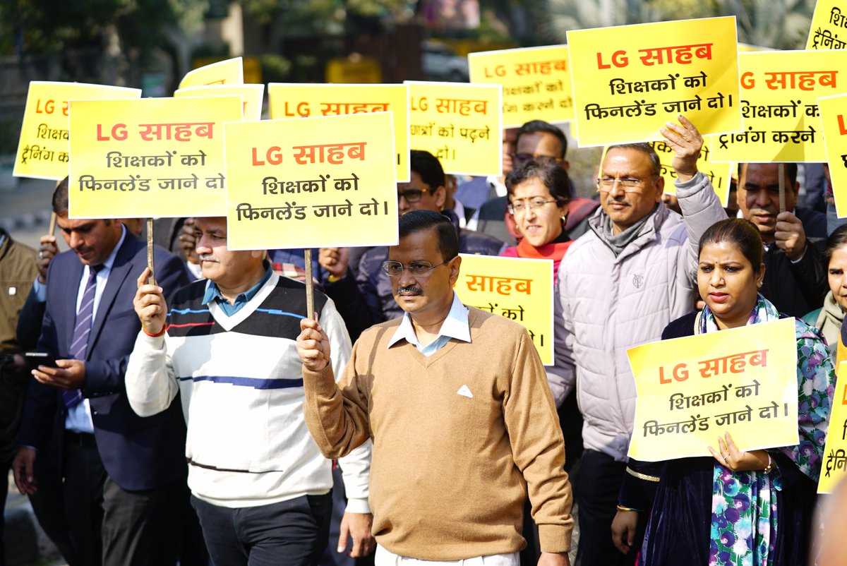 ArvindKejriwal's tweet photo. दिल्ली की जनता तानाशाही सहन नहीं करेगी। दिल्ली लोकतंत्र से चलेगी।

LG साहिब को संविधान और SC के आदेश मानने ही पड़ेंगे। https://t.co/uY9cz9Qraz