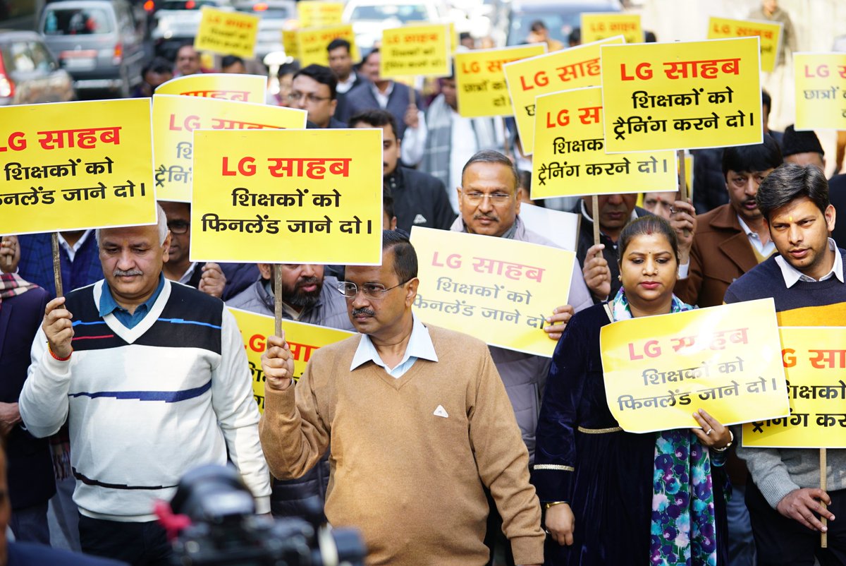 ArvindKejriwal's tweet photo. दिल्ली की जनता तानाशाही सहन नहीं करेगी। दिल्ली लोकतंत्र से चलेगी।

LG साहिब को संविधान और SC के आदेश मानने ही पड़ेंगे। https://t.co/uY9cz9Qraz