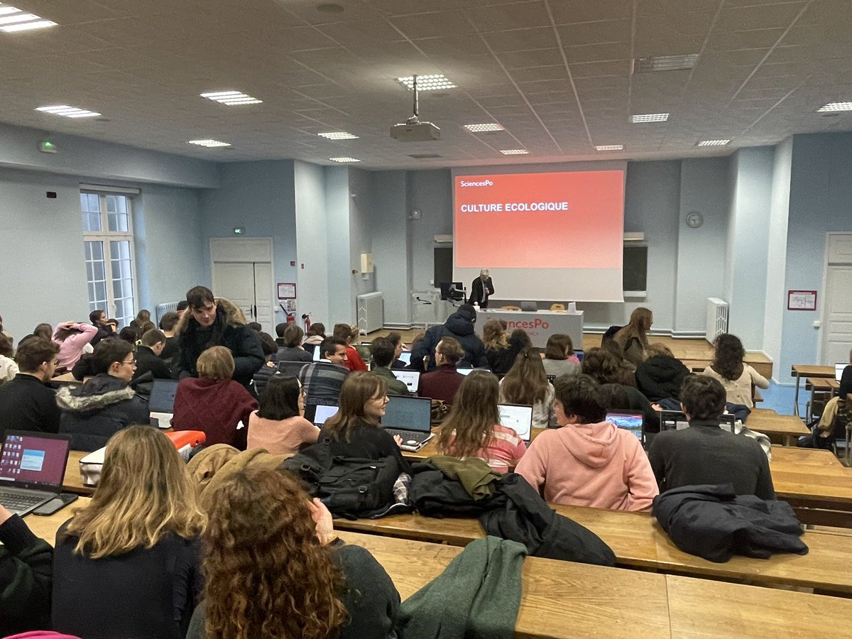 Gemenne's tweet photo. Aujourd’hui nous démarrons à @sciencespo le cours de Culture Écologique, à destination des 1700 étudiants de première année. Neuf enseignants sont mobilisés, sous la houlette de @picharbonnier. Très heureux de revenir à Nancy pour y assurer cet enseignement sur le campus local ! https://t.co/Qm0p9zOzfA