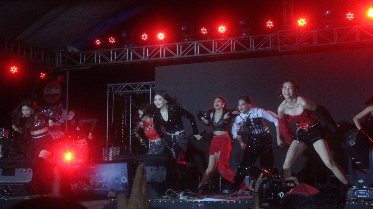 _yoboistan's tweet photo. @BINI_ph @cokestudio @bini_members This was my first time watching them live. When I went there, I remember hearing a lot of people saying "Kinsa na sila?" (Sino yan sila?) while looking at Bini's poster on stage. But after Bini performed, everyone became a fan. And syempre as bloom, I couldn't be more proud🥺❤️. https://t.co/HegXLWvbyh