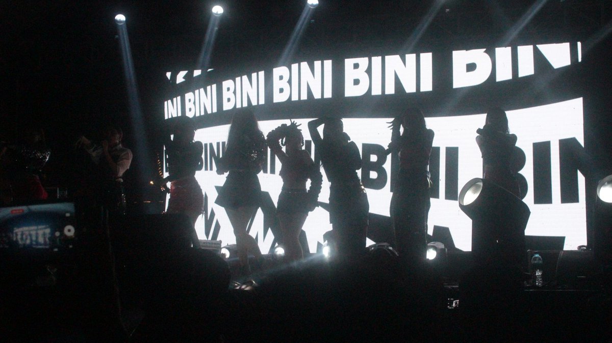 _yoboistan's tweet photo. @BINI_ph @cokestudio @bini_members This was my first time watching them live. When I went there, I remember hearing a lot of people saying "Kinsa na sila?" (Sino yan sila?) while looking at Bini's poster on stage. But after Bini performed, everyone became a fan. And syempre as bloom, I couldn't be more proud🥺❤️. https://t.co/HegXLWvbyh