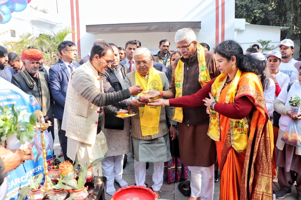 जल ही असली धन है! 

जल संरक्षण की जन जागरूकता का प्रसार करने वीएलसी ट्रस्ट और रिसर्च सेंटर द्वारा जल धन यात्रा के "जल धन रथ" को आज हरी झंडी दिखाई। यह पहल आजादी के अमृत महोत्सव को समर्पित है। 

जनचेतना के लिए इस सुंदर और प्रभावी प्रयास के लिए वीएलसी ट्रस्ट धन्यवाद का पात्र है।