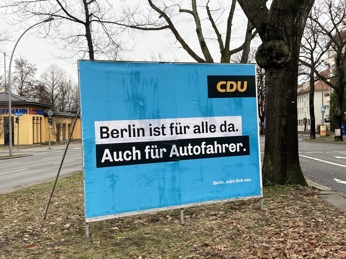 Perowinger94's tweet photo. Jeden Morgen fahre ich mit dem Rad durch Berlin; auf nicht existierenden, gefährlichen und zugeparkten Radwegen, werde von Autos geschnitten, übersehen, angehupt und muss mir jetzt noch von CDU und so einem FDP-Schnösel erklären lassen, wie diskriminiert doch das arme Auto sei. https://t.co/nnCiXuuuuT