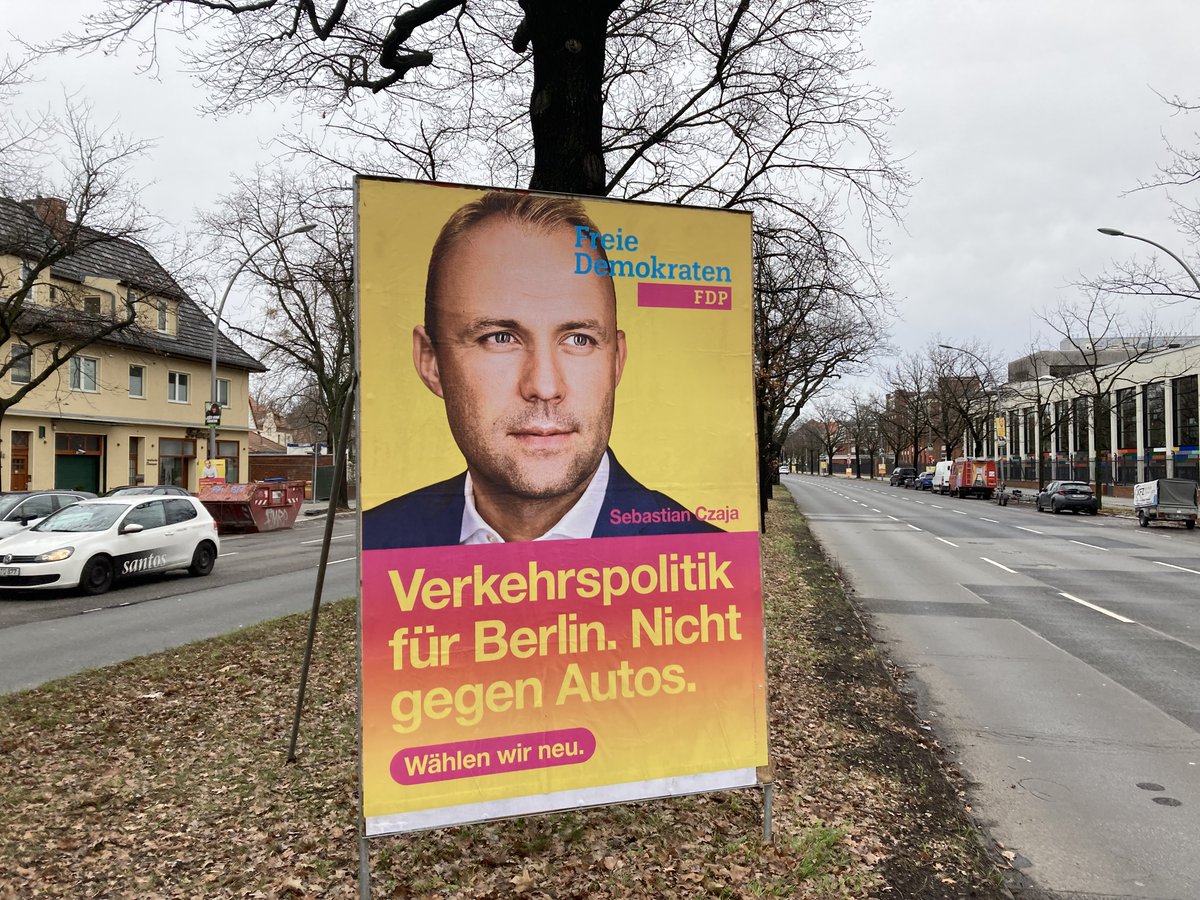 Perowinger94's tweet photo. Jeden Morgen fahre ich mit dem Rad durch Berlin; auf nicht existierenden, gefährlichen und zugeparkten Radwegen, werde von Autos geschnitten, übersehen, angehupt und muss mir jetzt noch von CDU und so einem FDP-Schnösel erklären lassen, wie diskriminiert doch das arme Auto sei. https://t.co/nnCiXuuuuT