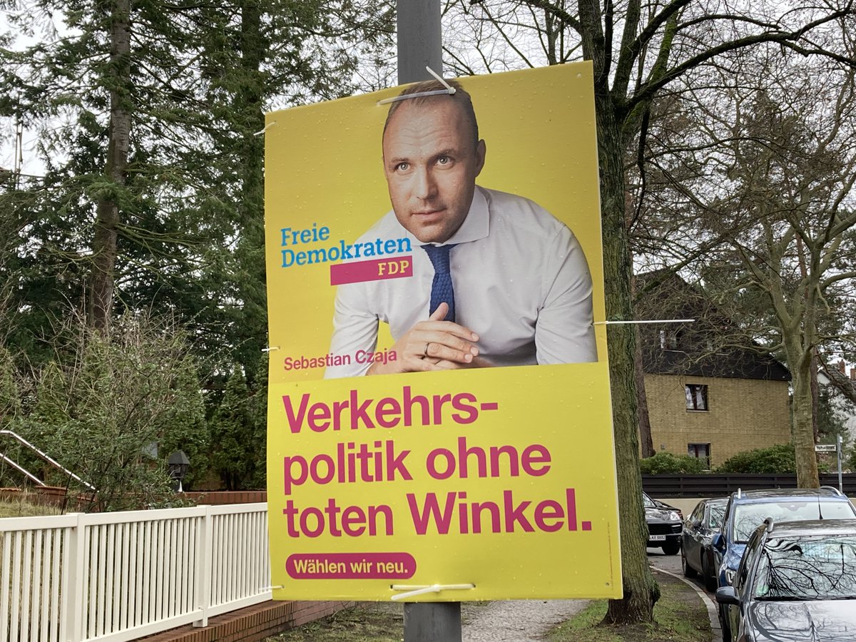 Perowinger94's tweet photo. Jeden Morgen fahre ich mit dem Rad durch Berlin; auf nicht existierenden, gefährlichen und zugeparkten Radwegen, werde von Autos geschnitten, übersehen, angehupt und muss mir jetzt noch von CDU und so einem FDP-Schnösel erklären lassen, wie diskriminiert doch das arme Auto sei. https://t.co/nnCiXuuuuT