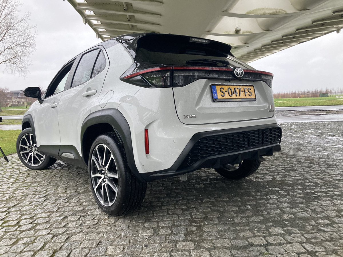 StephanV77's tweet photo. Onderstel en rij-eigenschappen van de Yaris Cross GR Sport zijn zo goed dat er best 100 pk extra in zou kunnen. 261 pk 3-cil turbo van GR Yaris zou misschien wat te veel van goede zijn maar 215 ipv 115 pk…prima. https://t.co/stXWejZTxz
