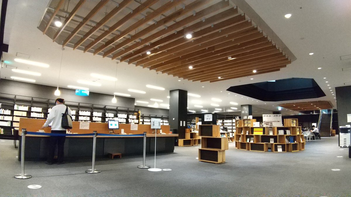 H_Takahashi1110's tweet photo. 都城市立図書館に行ってきました✨

ショッピングモールを改築したようで、その際に内外装を木質化しています。空間的には高級ホテルのラウンジのような感じで、居心地の良い空間になっていました。CLTを活用した本置き場もあり、上手いこと魅せるなぁと感心。近くにあったら通いたくなりますね✨ https://t.co/U0dYYjvOiD