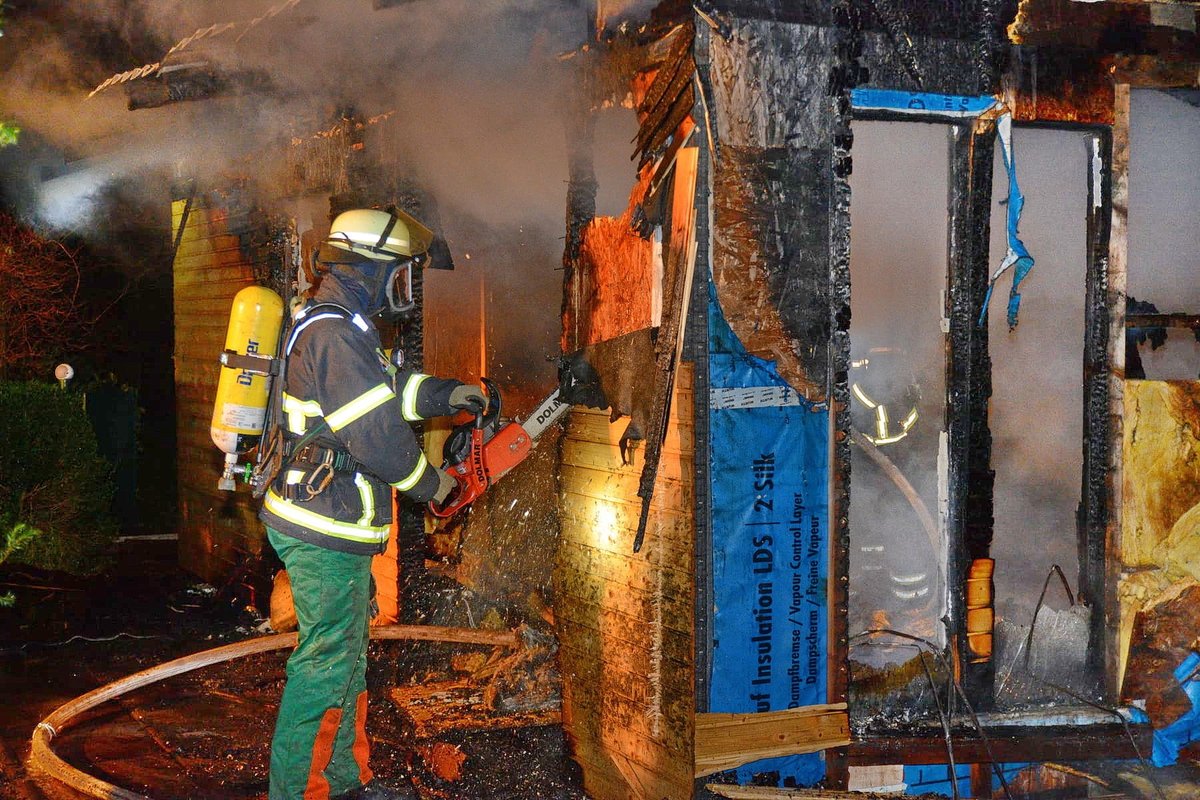 In der Nacht zum Montag ist im Kleingarten an der Straße Neue Feldhofe in #Hamburg #Moorfleet gegenüber IKEA eine Gartenlaube komplett abgebrannt. Die Feuerwehr war über Stunden im Einsatz. Die Ursache des Feuers ist noch unklar.