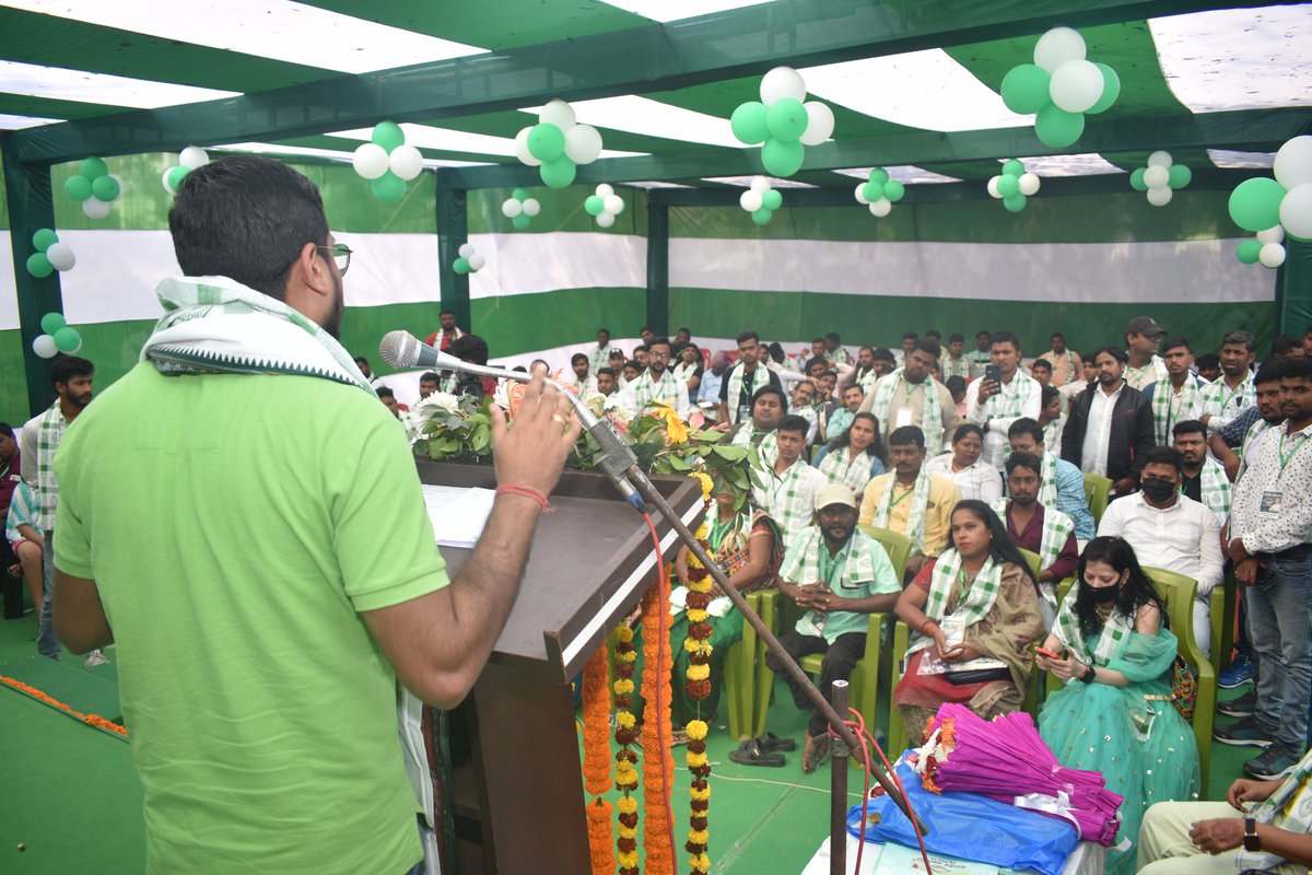 swayam4Odisha's tweet photo. ବିଜୁ ଜନତା ଦଳକୁ ଭଲ ପାଇ, ମାନ୍ୟବର ମୁଖ୍ୟମନ୍ତ୍ରୀ @Naveen_Odishaଙ୍କ ଆଦର୍ଶରେ ଅନୁପ୍ରାଣିତ ହୋଇ, ସୋସିଆଲ ମିଡିଆରେ ସକ୍ରିୟ ରହିଥିବା ବ୍ୟକ୍ତିବିଶେଷଙ୍କୁ ନେଇ ଏକ ବନ୍ଧୁମିଳନ କାର୍ଯ୍ୟକ୍ରମ ଅନୁଷ୍ଠିତ ହୋଇଥିଲା । ଅତିଥି ରୂପେ ଏହି କାର୍ଯ୍ୟକ୍ରମରେ ସାମିଲ ହୋଇ ଯୁବଗୋଷ୍ଠୀଙ୍କ ସହ ଆଲୋଚନା କରିବାର ଏକ ସୁଯୋଗ ମିଳିଲା । 1/n https://t.co/hNTG6k3vE5