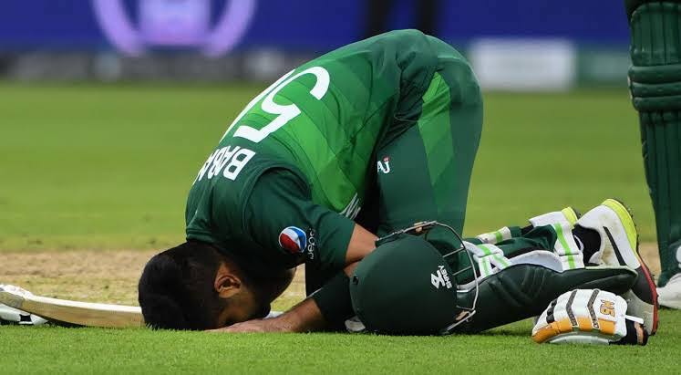 iamqadirkhawaja's tweet photo. وَتُعِزُّ مَنْ تَشَآءُ وَ تُذ��لُّ مَنْ تَشَآءُؕ-بِیَدِكَ الْخَیْرُؕ-اِنَّكَ عَلٰى كُلِّ شَیْءٍ قَدِیْرٌ
جس نے جھکنا سیکھا ہو صرف اپنے رب کے آگے
وہ کبھی ان��انوں کے آگے سر نہیں جھکاتے
More power to you Kaptaan g @babarazam258

#BabarAzam𓃵 #StayStrongBabarAzam #Istandwithbabar https://t.co/ksCbvithbF