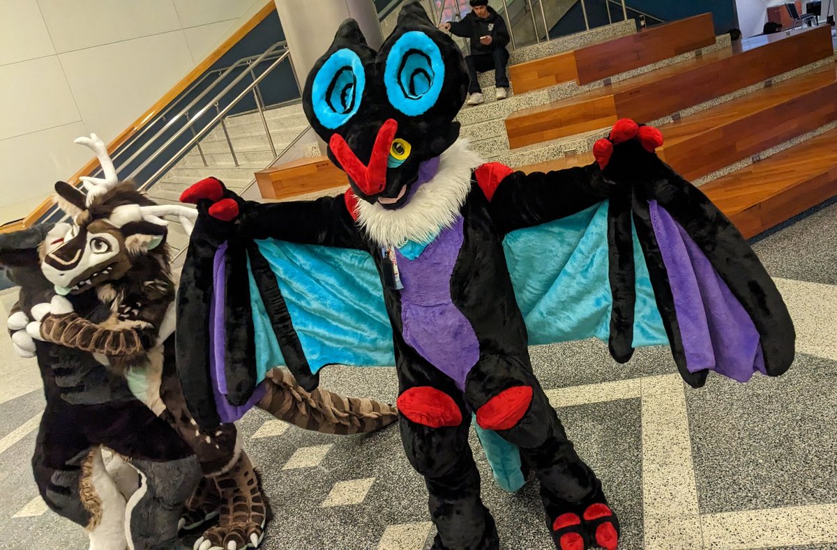 Last irl Pokemon snap session of #furcon2023 bagged a noivern and a shiny luxray!