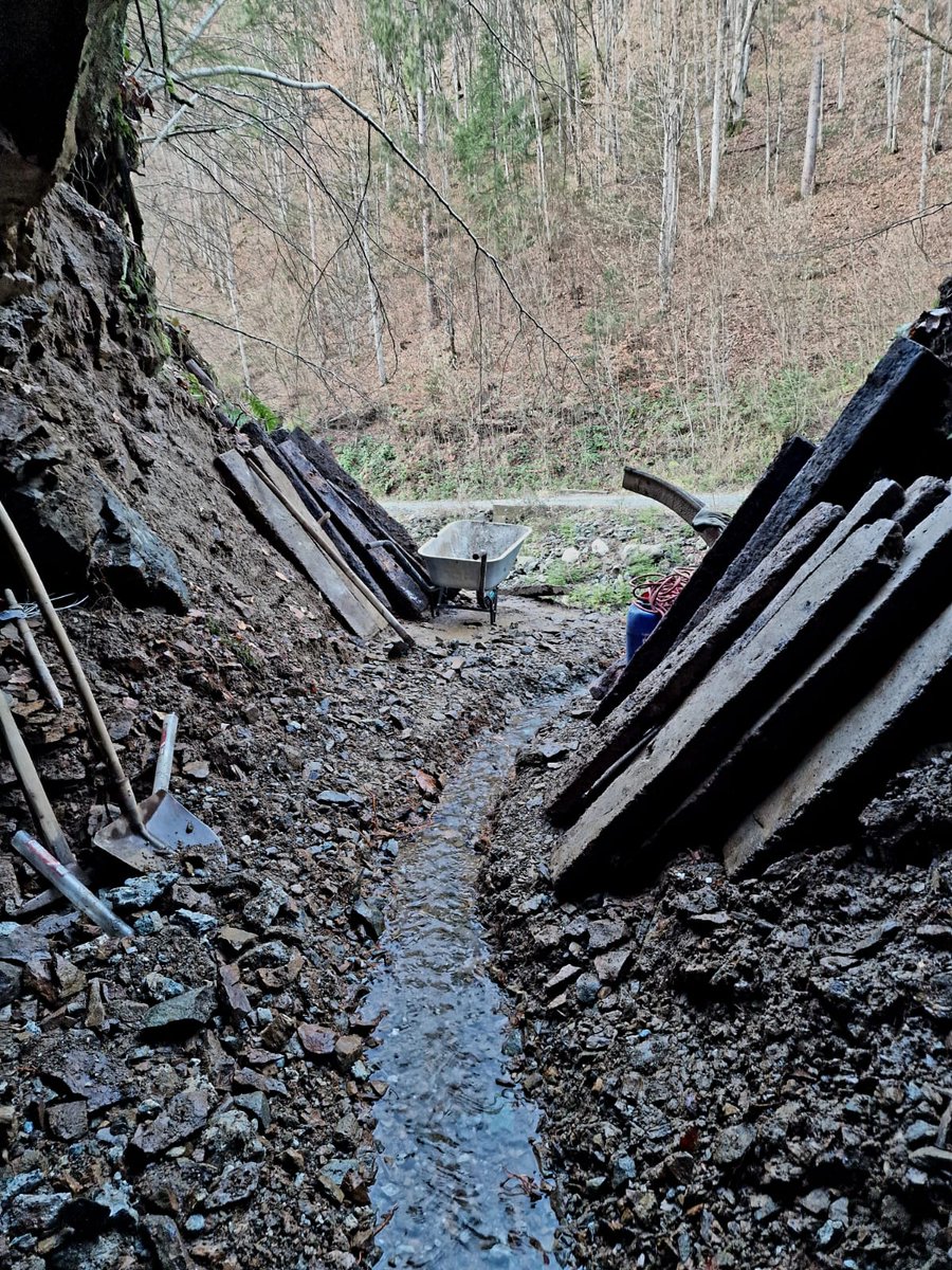 LeadingEdgeMtls's tweet photo. Good progress:
1. No visible cave-in, gallery in perfect condition
2. Natural air draft (connection to system intact, no need for mechanical ventilation)
3. It's all dry https://t.co/H1luRnv1h4