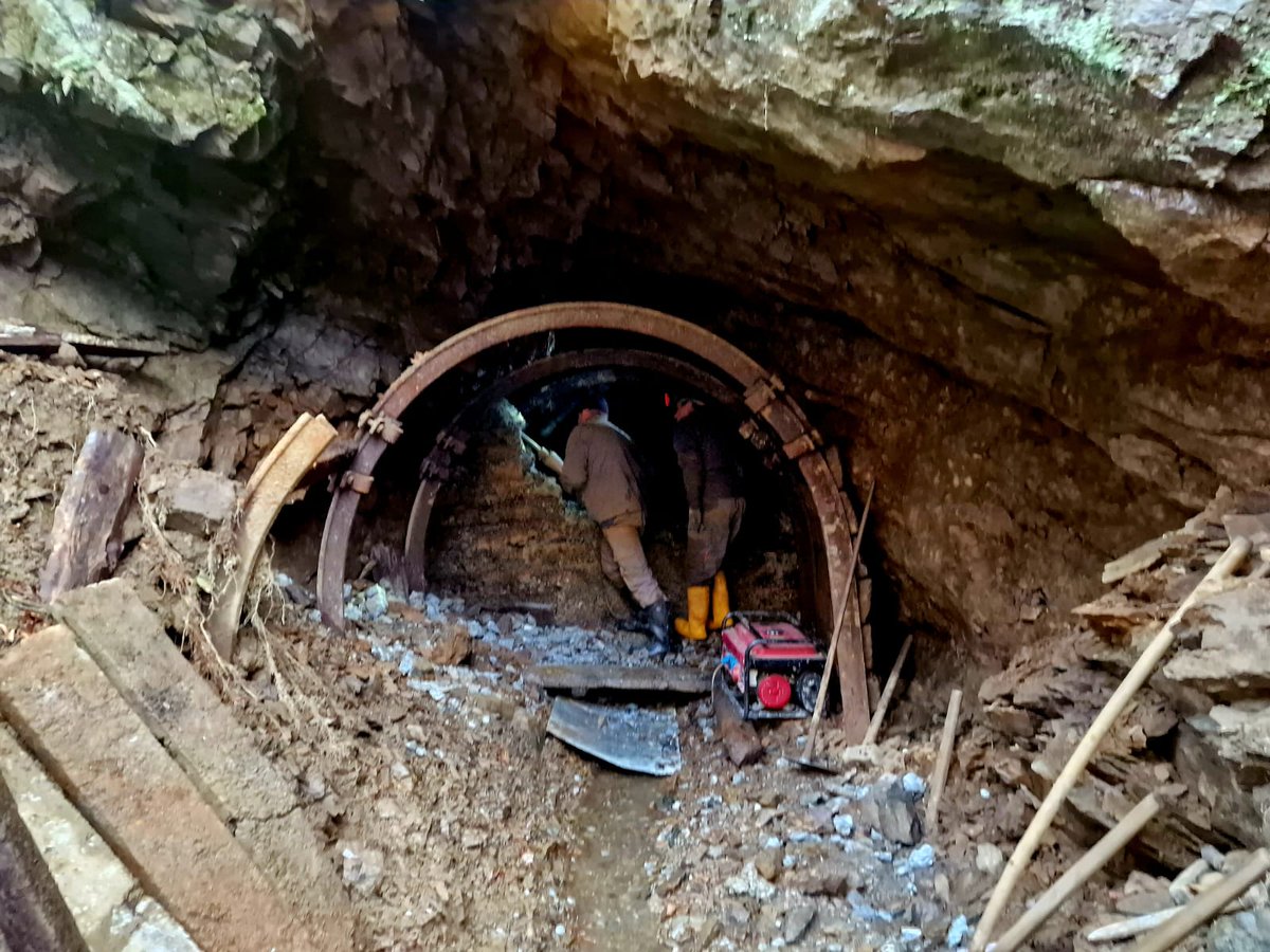 LeadingEdgeMtls's tweet photo. Good progress:
1. No visible cave-in, gallery in perfect condition
2. Natural air draft (connection to system intact, no need for mechanical ventilation)
3. It's all dry https://t.co/H1luRnv1h4