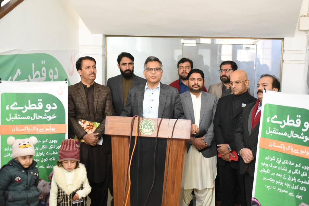 Balochistan ➖ Chief Secretary Abdul Aziz Uqaili vaccinated children under 5 years of age at the CS office to inaugurate the nationwide polio campaign.

Coordinator @EocBalochistan Syed Zahid Shah, TL UNICEF & TL NSTOP also attended the ceremony alongside other officials.
