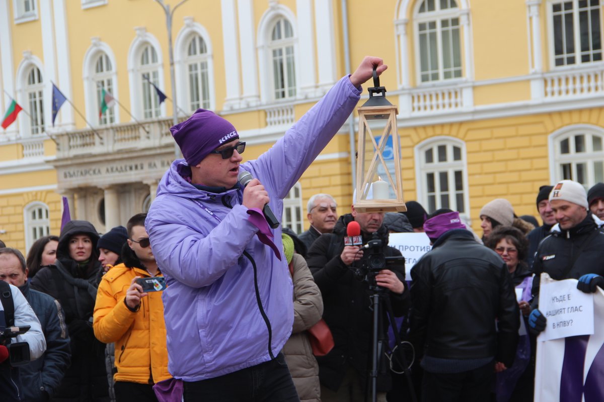 etuc_ces's tweet photo. "Let's protect the energy security of the country" 
demonstration organised by our 🇧🇬 affiliates @PressKnsb &amp; #podkrepa on 12 January 
✊End the #CostOfLivingCrisis 
👉#TaxProfitsRaisePay https://t.co/m8QRvQIUtF