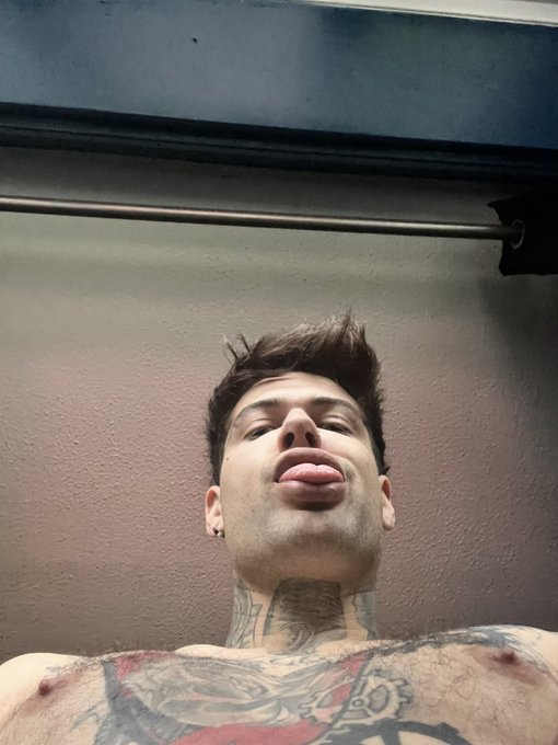 Nips and tongue tips 😂 https://t.co/IB1vd1NTqv