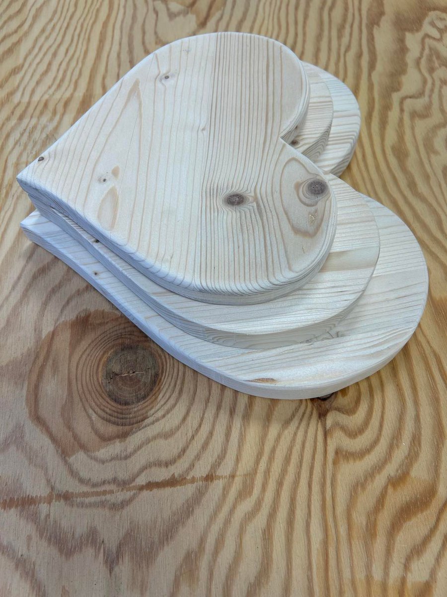 embalsace's tweet photo. Une petite attention, sous plat ou planche à découper en forme de cœur, un petit bonheur pour la personne de votre cœur. 💝 🌹

Ecologique et durable ce sous-plat est fabriqué à partir de nos chutes de bois s'inscrivant dans notre démarche RSE. 🌳🌳 https://t.co/zavnhTf88I