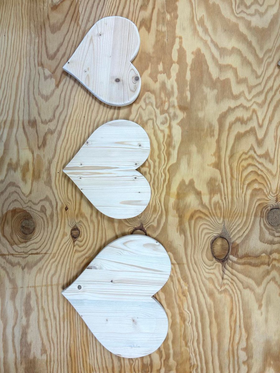 embalsace's tweet photo. Une petite attention, sous plat ou planche à découper en forme de cœur, un petit bonheur pour la personne de votre cœur. 💝 🌹

Ecologique et durable ce sous-plat est fabriqué à partir de nos chutes de bois s'inscrivant dans notre démarche RSE. 🌳🌳 https://t.co/zavnhTf88I