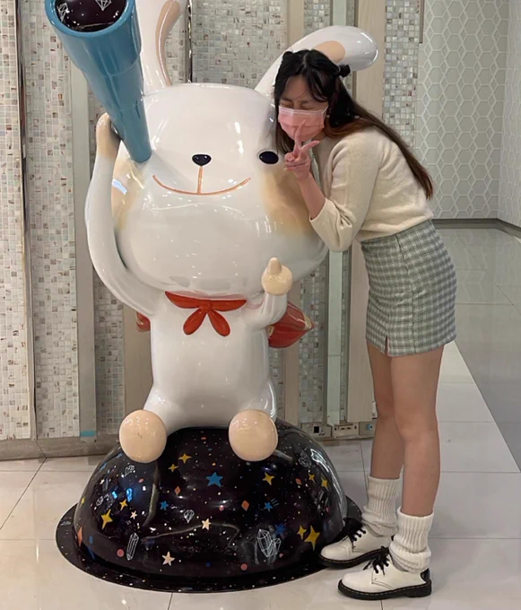 i only pose like this 