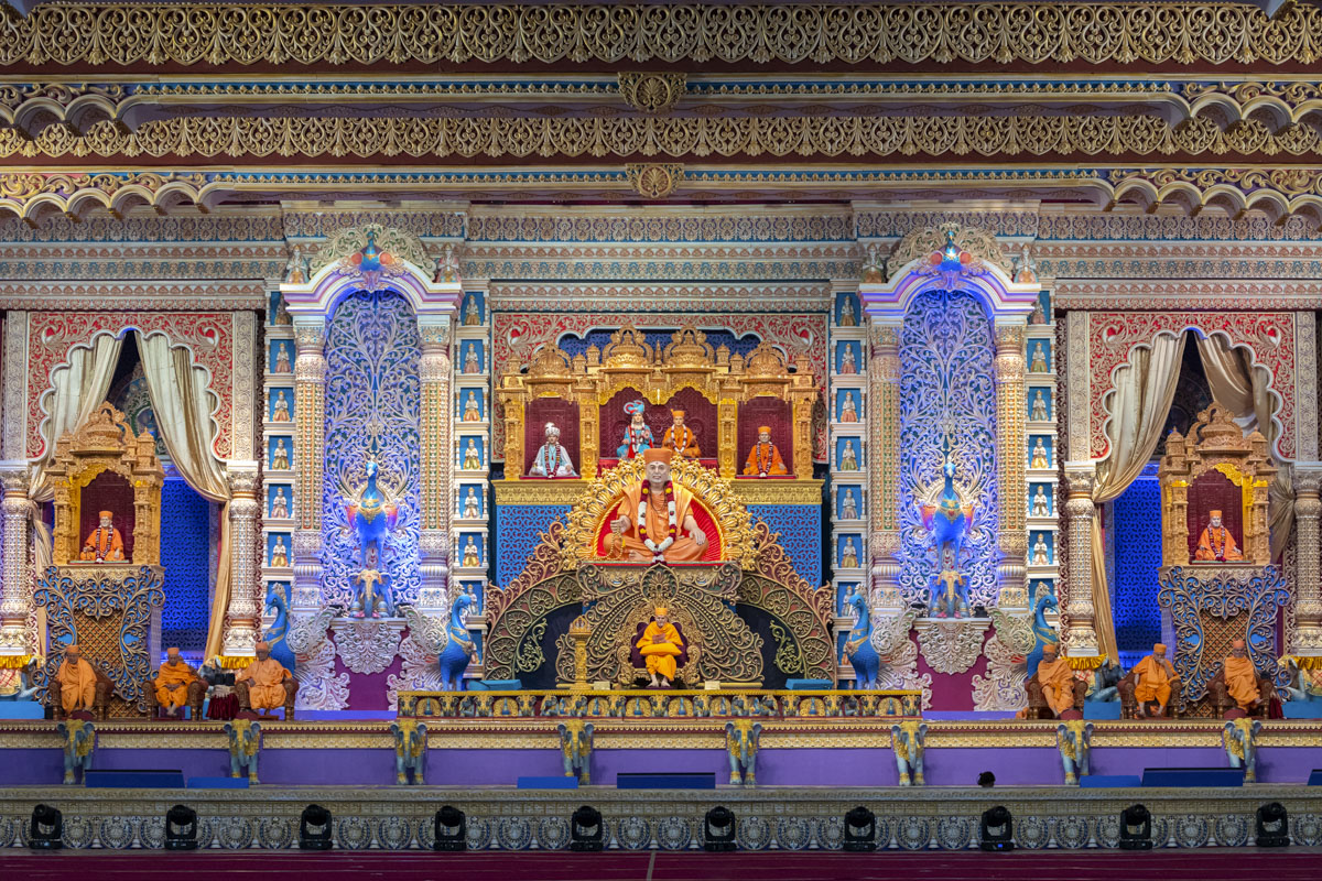 BAPS's tweet photo. Grand Finale: ‘We Will Not Forget You’ Pramukh Swami Maharaj Centenary Celebrations, Ahmedabad, India https://t.co/Y3jHL3ycaM https://t.co/XIuOl32tui