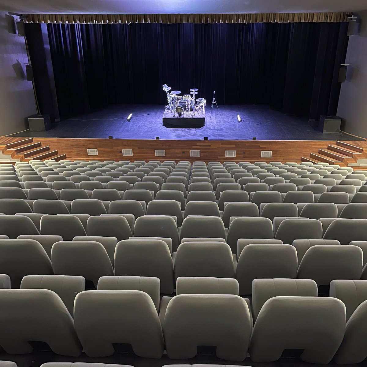 michaelschack's tweet photo. Goeiemorgen morgen, goeiedag.
Mijn #Rechtop #schoolshow 2023 tour start vandaag in Lommel, 🇧🇪. Ik speel hier 4x volle CC Adelberg grote zaal verspreid over 2 dagen. Hoera! 🥳 @CompMaandacht https://t.co/69QnR4UC7c
