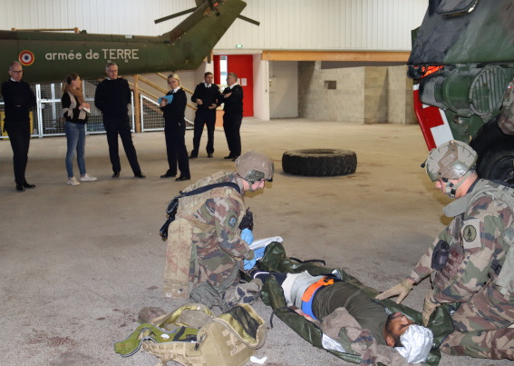 santearmees's tweet photo. Visite du MGI Margery, #DCSSA adjoint au centre opérationnel santé, entité de l'#EVDG :
✅Présentation des missions du #CeFOS
✅Démonstrations dynamiques : formation des #AuxSan, sauvetage au combat, fonctionnement de l'antenne de réanimation et de chirurgie de #sauvetage #ARCS https://t.co/6dqOYGE89B
