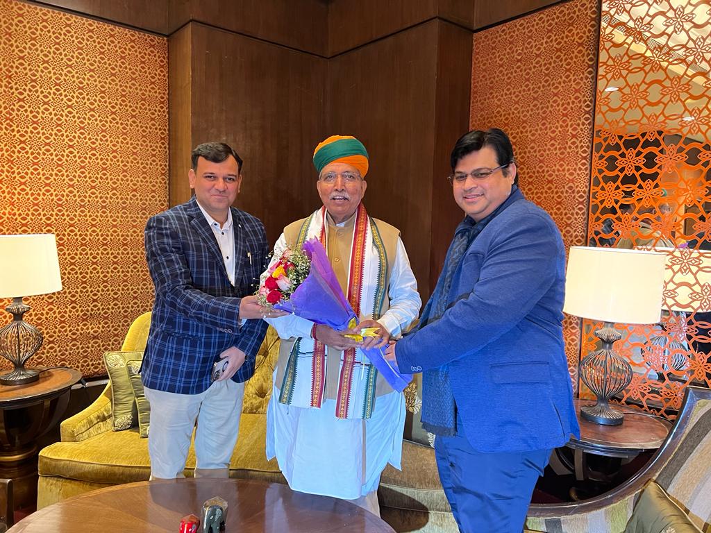 arjunrammeghwal's tweet photo. प्रतिष्ठित समाचार चैनल @Bharat24Liv द्वारा “देश के नायकों का मान, राजधानी दिल्ली में नामचीन हस्तियों का सम्मान” विषय पर आयोजित कान्क्लेव में हिस्सा लेने के दौरान चैनल के एडिटर सैय्यद उमर जी एवं बीकानेर संवाददाता लक्ष्मण राघव जी से आत्मीय भेंट हुई।
#Bharat24SuperIndians
#Bharat24 https://t.co/xWu3olMuap