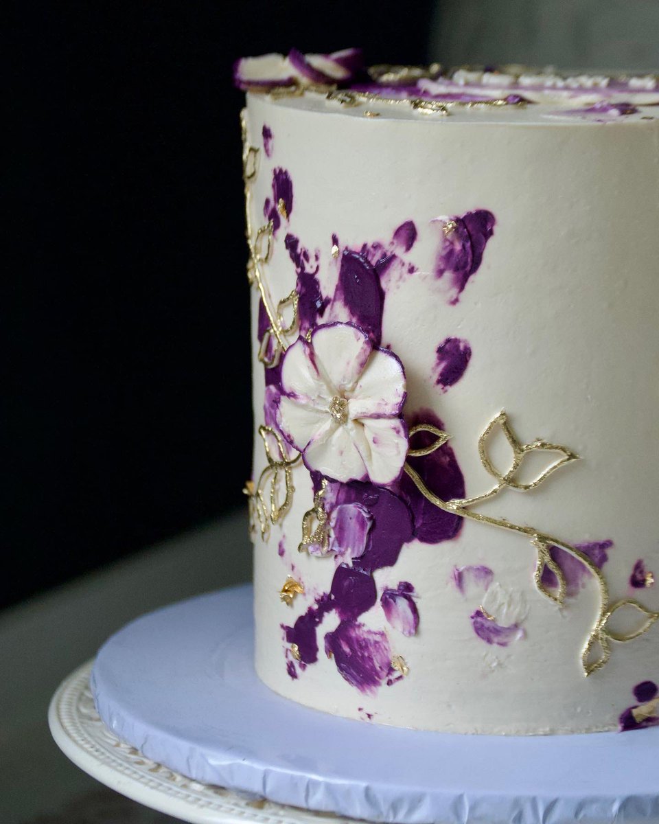 oombako's tweet photo. I was asked to make a plant based cake to celebrate someone’s baptism. 🌱 No eggs, butter, milk? 🤔 Thanks to the internet it wasn’t that big a challenge. 😄 

I made a chocolate and almond cake with a dark chocolate SMB filling and toasted almond flakes. 😋 
#oombako https://t.co/hbVeH85eND