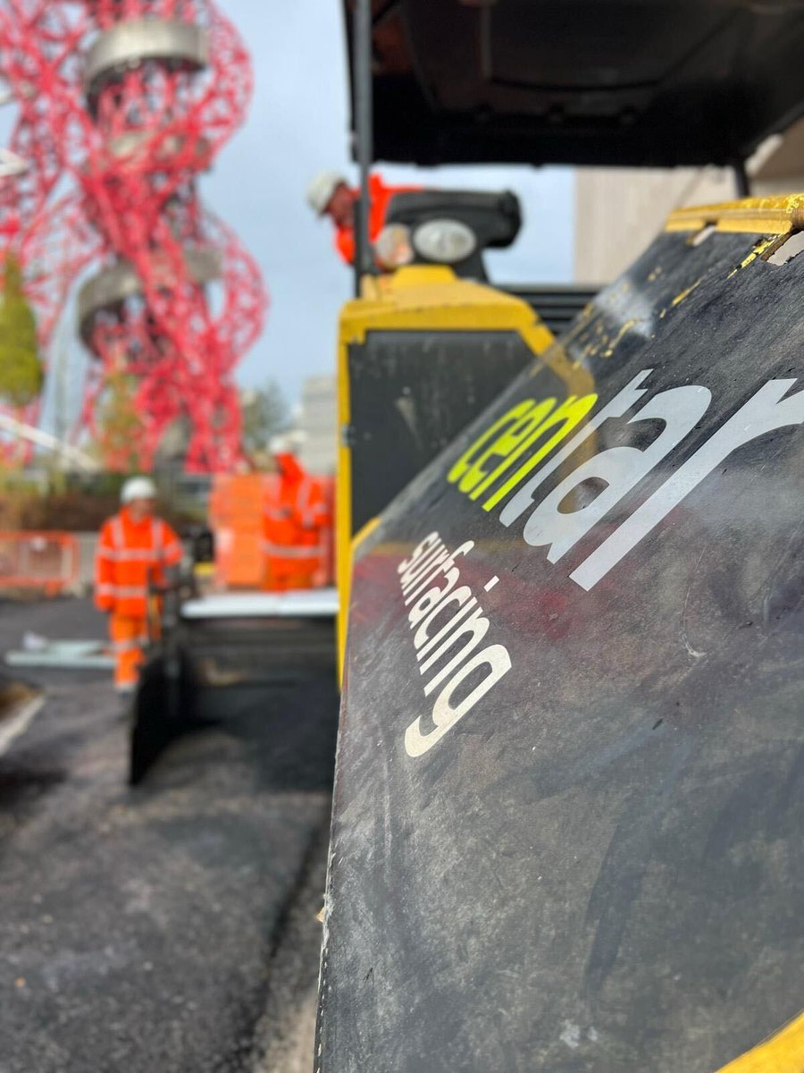 CentarSurfacing's tweet photo. The Centar team cannot get enough of the view at the Olympic Park of The Orbit Tower π
Did you know, it is Britain's largest piece of public art, measuring just over 114 metres! #CentarSurfacing #UKConstruction https://t.co/MetMlZhn5W