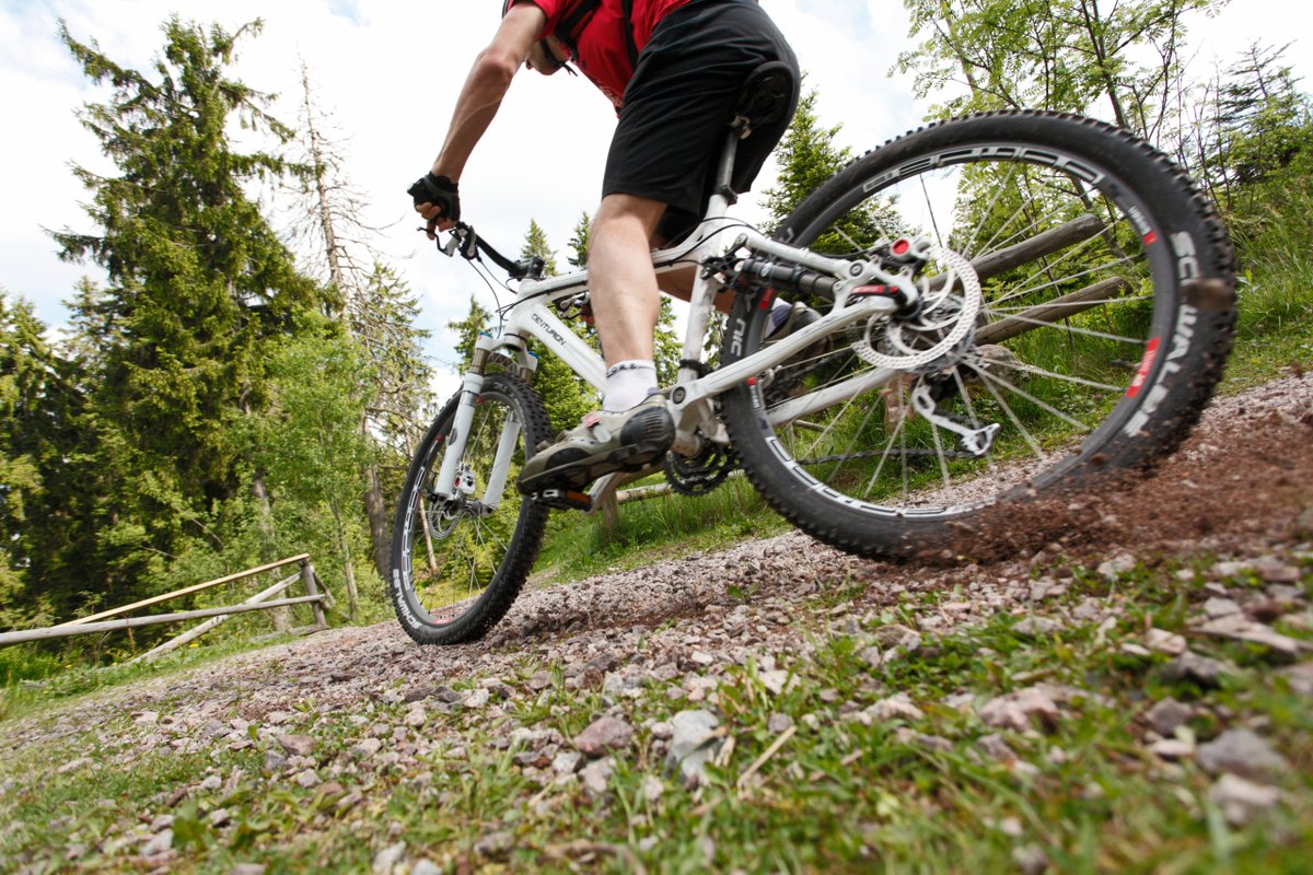Messe_Stuttgart's tweet photo. Durch eine neue Beschilderung, ein weiterentwickeltes Leitsystem und die Ausweisung geeigneter #Mountainbike-Strecken, sollen Unfälle künftig verhindert werden. Die neuesten #Räder und das richtige #Equipment sind auf der #CMT23 in Stuttgart zu finden.
#cmtstuttgart #mtb #emtb https://t.co/zKTeMBn7WD