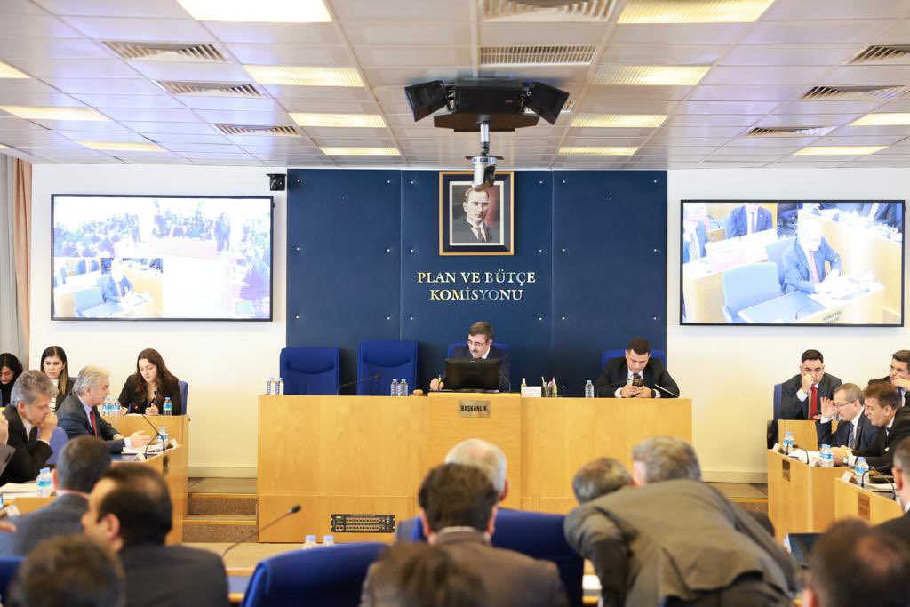 Sözleşmeli statüde kamuda çalışanların kadroya geçirilmesini öngören, 458 bini aşkın çalışanı doğrudan ilgilendiren Kanun Teklifi üzerinde Plan ve Bütçe Komisyonu olarak müzakereleri başlattık. Hayırlara vesile olmasını diliyorum.