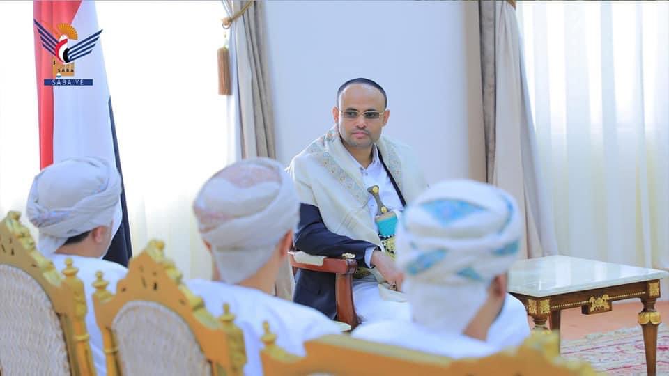 وفد سلطنة عمان يغادر صنعاء بشروط الحوثيين 
*
بتكتم وحتى بإخفاء وجوه العمانيين ، تباحثوا وغادروا

١-...