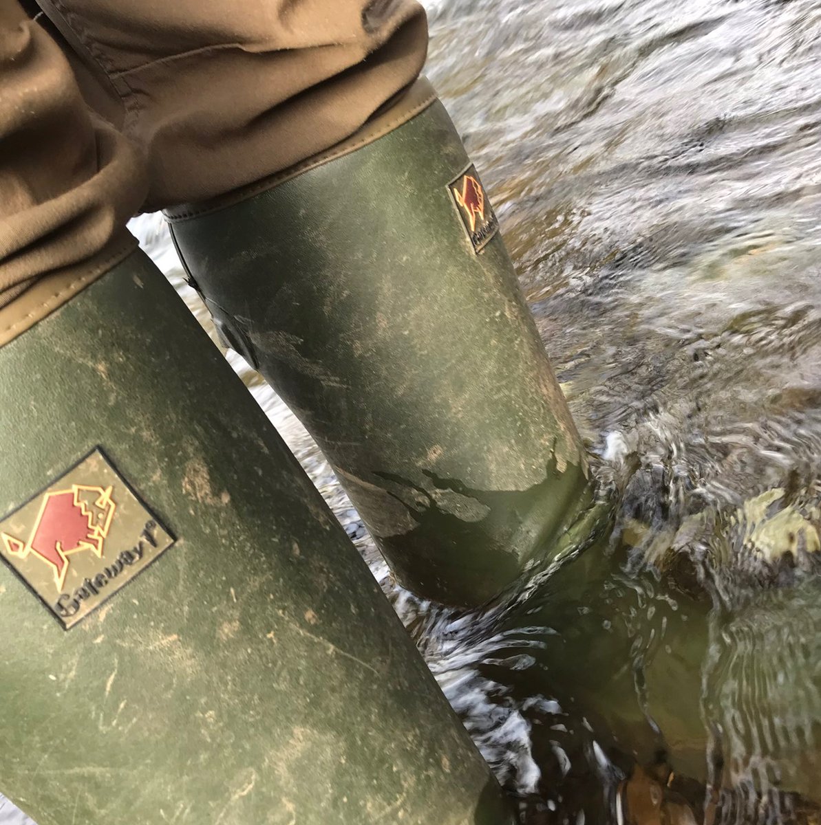 Koolboxbmc's tweet photo. Justin from @explorerjust &amp; @allmydogsandme washing his @gateway1_footgear wellies after a muddy walk in wales. #gateway1 #walking https://t.co/RL4avanati